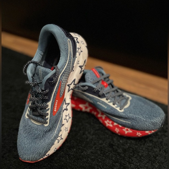 Brooks Women’s Trace 2 Patriotic Running Shoes (lightly worn) - Picture 2 of 9